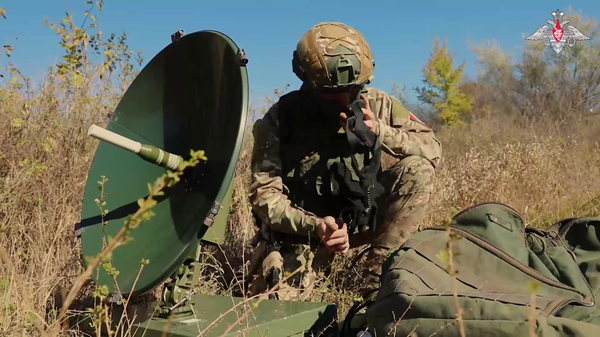 Watch Russian Signal Troops Ensure Military Communication - Sputnik International