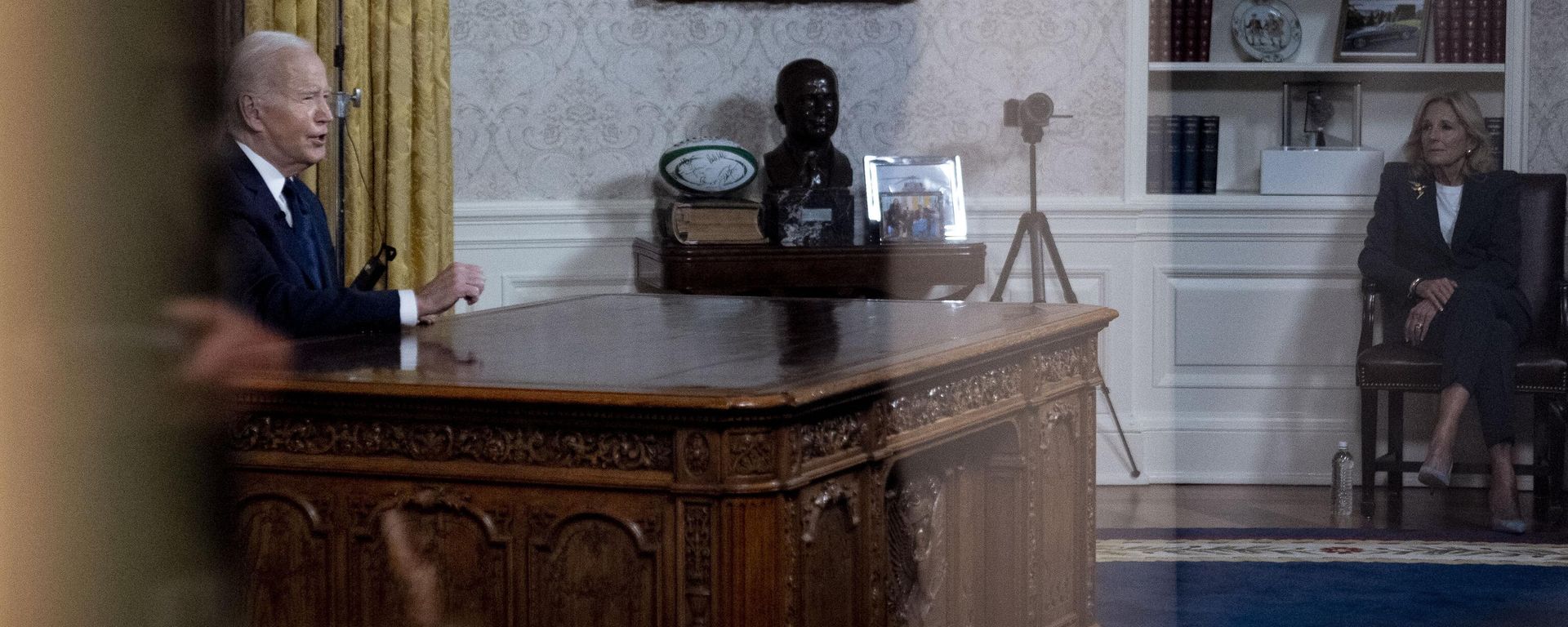 First lady Jill Biden, right, watches as President Joe Biden speaks from the Oval Office of the White House, Thursday, Oct. 19, 2023, in Washington. First lady Jill Biden, right, watches as President Joe Biden speaks from the Oval Office of the White House, Thursday, Oct. 19, 2023, in Washington. - Sputnik International, 1920, 21.10.2023