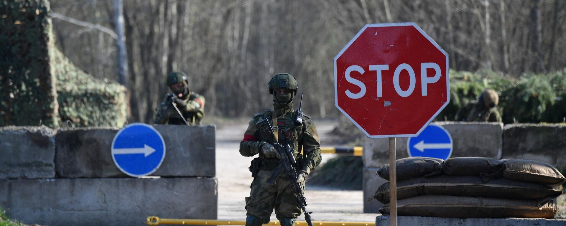 Belarusian paratroopers making up units of the special operations forces stand guard at a road checkpoint near the border with Ukraine  - Sputnik International, 1920, 20.10.2023