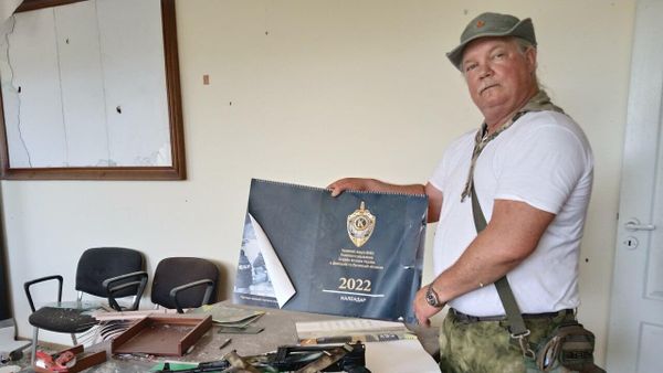 Russell Bentley poses for a photo during his visit to Mariupol in March 2022. - Sputnik International