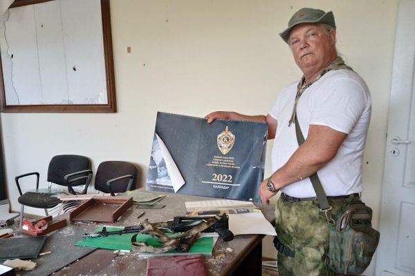 Russell Bentley poses for a photo during his visit to Mariupol in March 2022. - Sputnik International