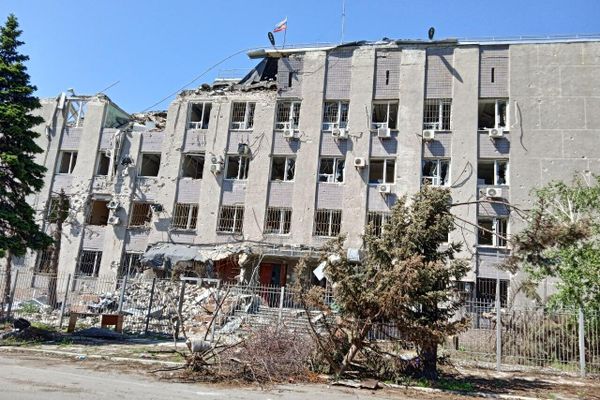 Snapshot of ruins of an administrative building in Mariupol in March 2022. - Sputnik International