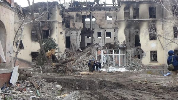 Building suffering heavy damage after block-by-block, house-to-house fighting in Mariupol, DPR. March 2022. - Sputnik International