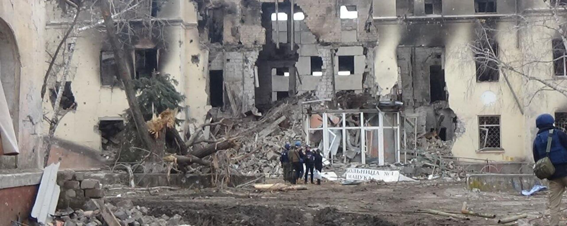 Building suffering heavy damage after block-by-block, house-to-house fighting in Mariupol, DPR. March 2022. Building suffering heavy damage after block-by-block, house-to-house fighting in Mariupol, DPR. March 2022. - Sputnik International, 1920, 12.02.2024