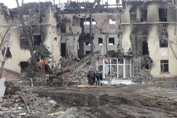Building suffering heavy damage after block-by-block, house-to-house fighting in Mariupol, DPR. March 2022. - Sputnik International