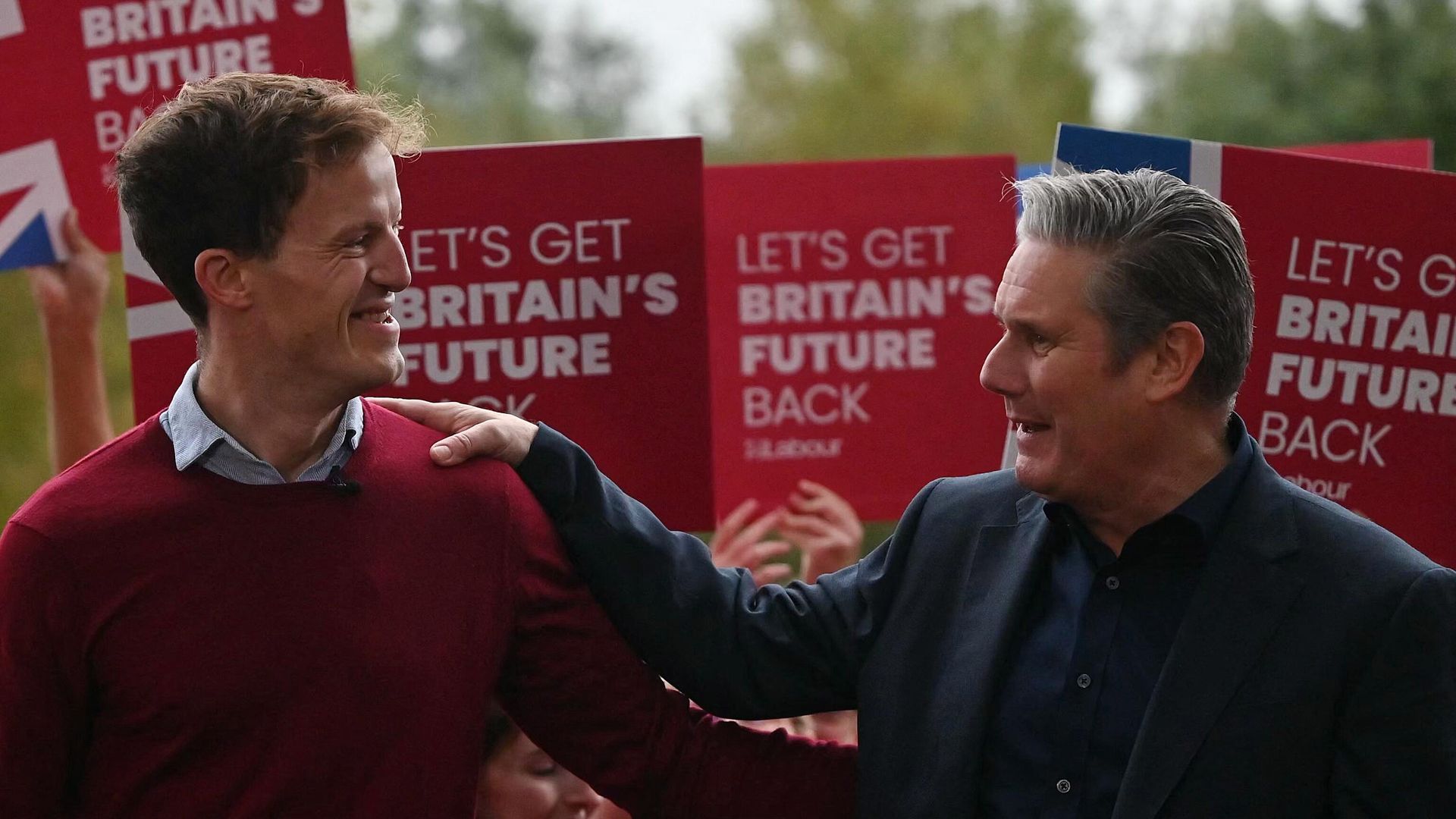 Britain's main opposition Labour Party leader Keir Starmer (R) speaks next to newly elected Labour MP Alistair Strathern as they celebrate in Bedford after winning the Mid-Bedfordshire parliamentary by-election on October 20, 2023. Britain's main opposition Labour Party leader Keir Starmer (R) speaks next to newly elected Labour MP Alistair Strathern as they celebrate in Bedford after winning the Mid-Bedfordshire parliamentary by-election on October 20, 2023. - Sputnik International, 1920, 21.10.2023