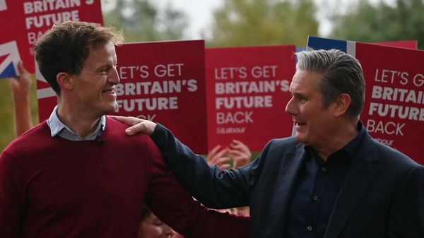 Britain's main opposition Labour Party leader Keir Starmer (R) speaks next to newly elected Labour MP Alistair Strathern as they celebrate in Bedford after winning the Mid-Bedfordshire parliamentary by-election on October 20, 2023.  - Sputnik International