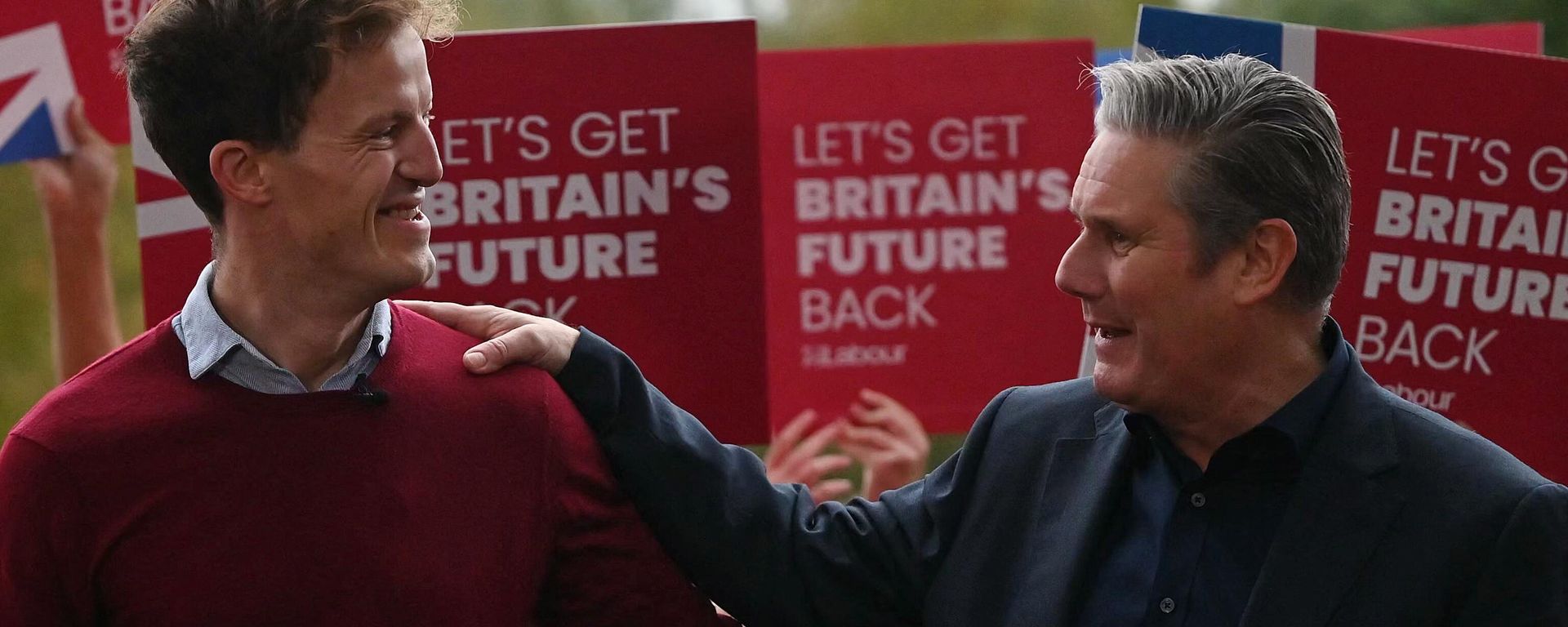 Britain's main opposition Labour Party leader Keir Starmer (R) speaks next to newly elected Labour MP Alistair Strathern as they celebrate in Bedford after winning the Mid-Bedfordshire parliamentary by-election on October 20, 2023. Britain's main opposition Labour Party leader Keir Starmer (R) speaks next to newly elected Labour MP Alistair Strathern as they celebrate in Bedford after winning the Mid-Bedfordshire parliamentary by-election on October 20, 2023. - Sputnik International, 1920, 21.10.2023