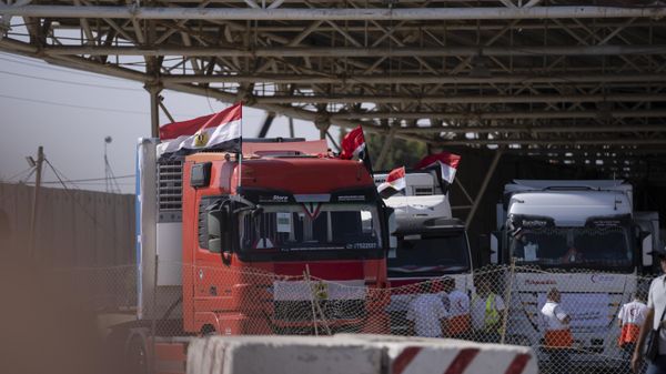 Trucks carrying humanitarian aid line up on the Egyptian side of the border with the Gaza Strip in Rafah on Saturday, Oct. 21, 2023.  - Sputnik International