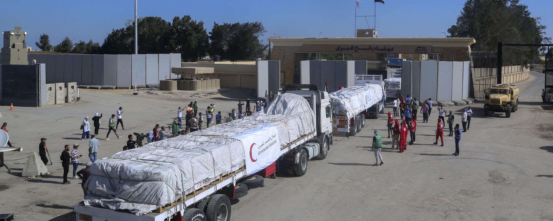Trucks of Egyptian Red Crecent carrying humanitarian aid for the Gaza Strip cross the Rafah border gate, in Rafah, Egypt, Saturday, Oct. 21, 2023. Trucks of Egyptian Red Crecent carrying humanitarian aid for the Gaza Strip cross the Rafah border gate, in Rafah, Egypt, Saturday, Oct. 21, 2023. - Sputnik International, 1920, 07.11.2023