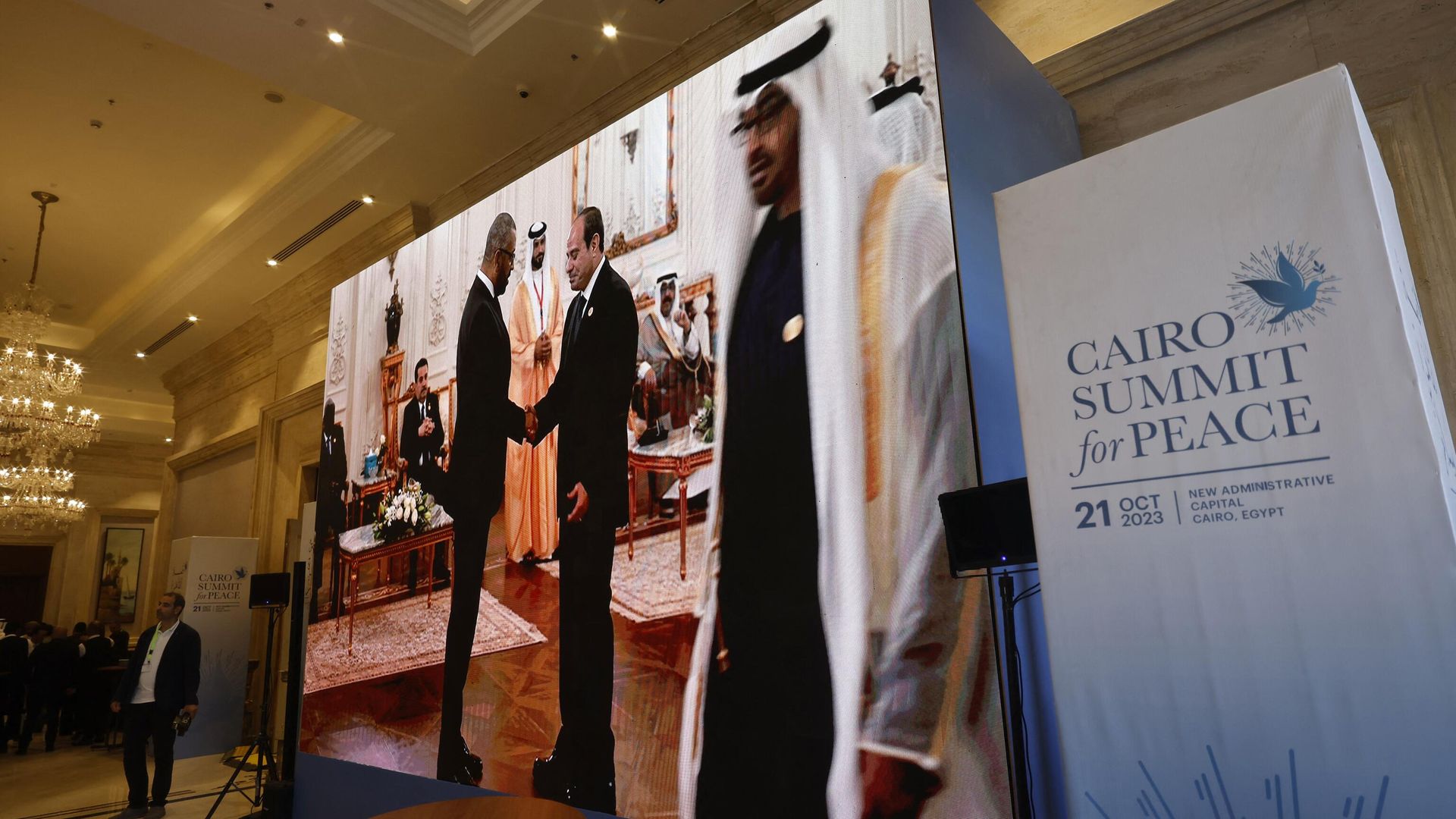 Seen on a large screen the British Secretary of State for Foreign, Commonwealth and Development Affairs James Cleverly is greeted by the Egyptian President Abdel-Fattah al-Sisi (2ndR) prior to the start of the International 'Summit for Peace' hosted by the Egyptian president in Cairo on October 21, 2023. Seen on a large screen the British Secretary of State for Foreign, Commonwealth and Development Affairs James Cleverly is greeted by the Egyptian President Abdel-Fattah al-Sisi (2ndR) prior to the start of the International 'Summit for Peace' hosted by the Egyptian president in Cairo on October 21, 2023. - Sputnik International, 1920, 21.10.2023