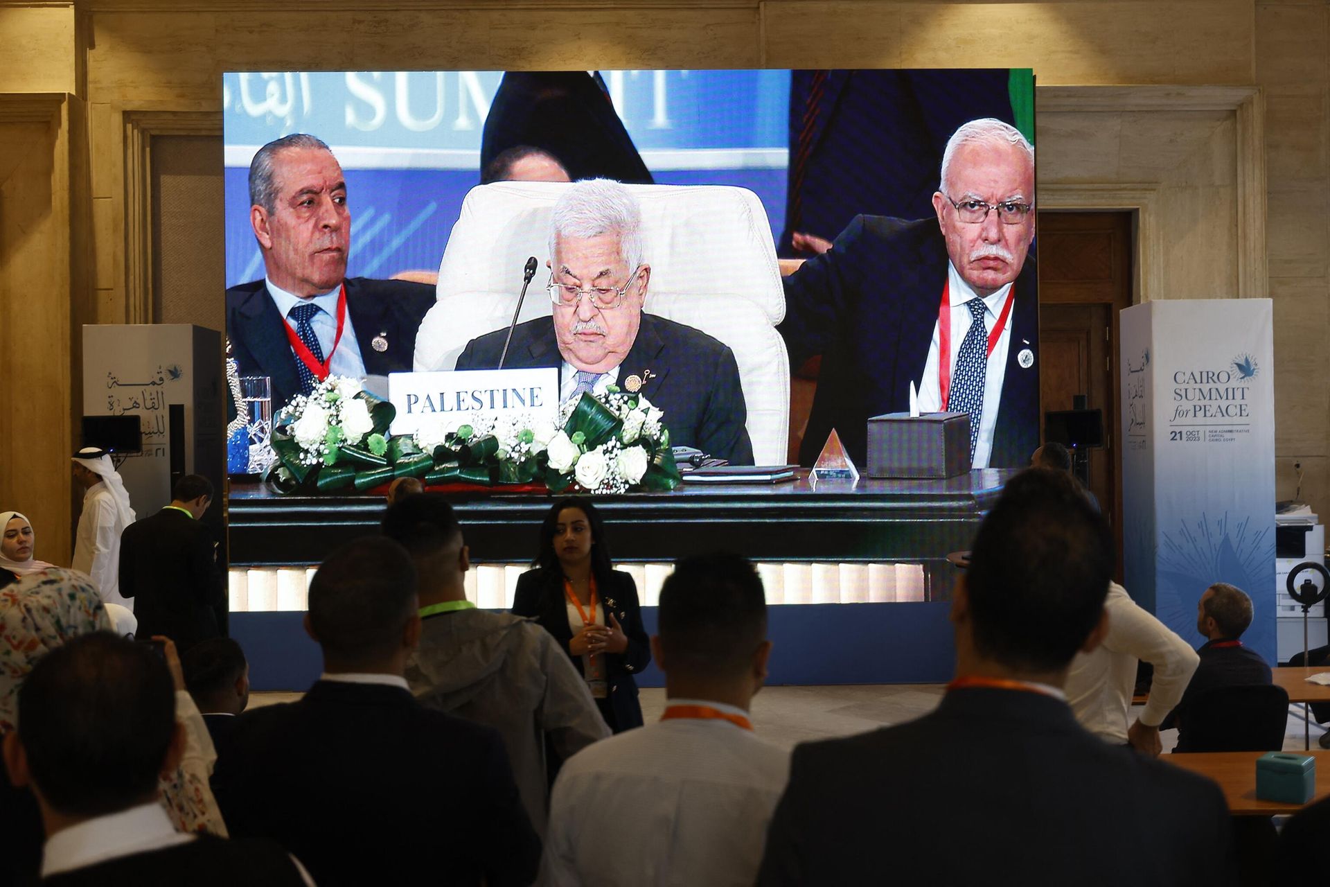 Seen on a large screen the Palestinian president Mahmud Abbas attends the International Peace Summit hosted by the Egyptian president in Cairo on October 21, 2023. Seen on a large screen the Palestinian president Mahmud Abbas attends the International Peace Summit hosted by the Egyptian president in Cairo on October 21, 2023. - Sputnik International, 1920, 21.10.2023