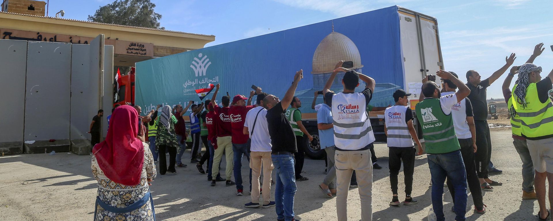 A truck carrying humanitarian aid entered the Gaza Strip from Egypt via the Rafah border crossing on October 21, 2023.  - Sputnik International, 1920, 21.10.2023