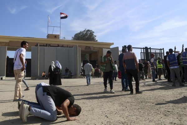 Volunteers pray to God after trucks carrying humanitarian aid for the besieged Gaza Strip crosses the Rafah border gate in Egypt on 21 October 2023. - Sputnik International