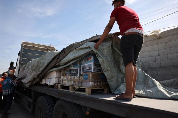 A worker organizes food aid after a convoy of trucks entered the Palestinian side of the Rafah border crossing with Egypt on 21 October 2023.  - Sputnik International