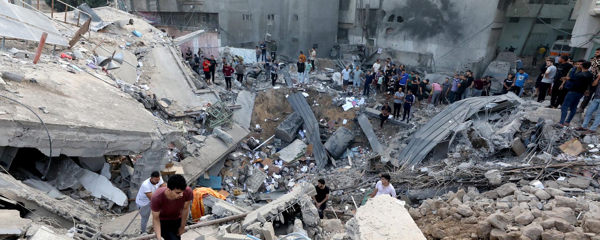 Palestinians search the destroyed annex of the Greek Orthodox Saint Porphyrius Church, the oldest church still in use in Gaza, damaged in a strike on Gaza City on October 20, 2023, amid the ongoing battles between Israel and the Palestinian group Hamas. Palestinians search the destroyed annex of the Greek Orthodox Saint Porphyrius Church, the oldest church still in use in Gaza, damaged in a strike on Gaza City on October 20, 2023, amid the ongoing battles between Israel and the Palestinian group Hamas. - Sputnik International, 1920, 29.10.2023