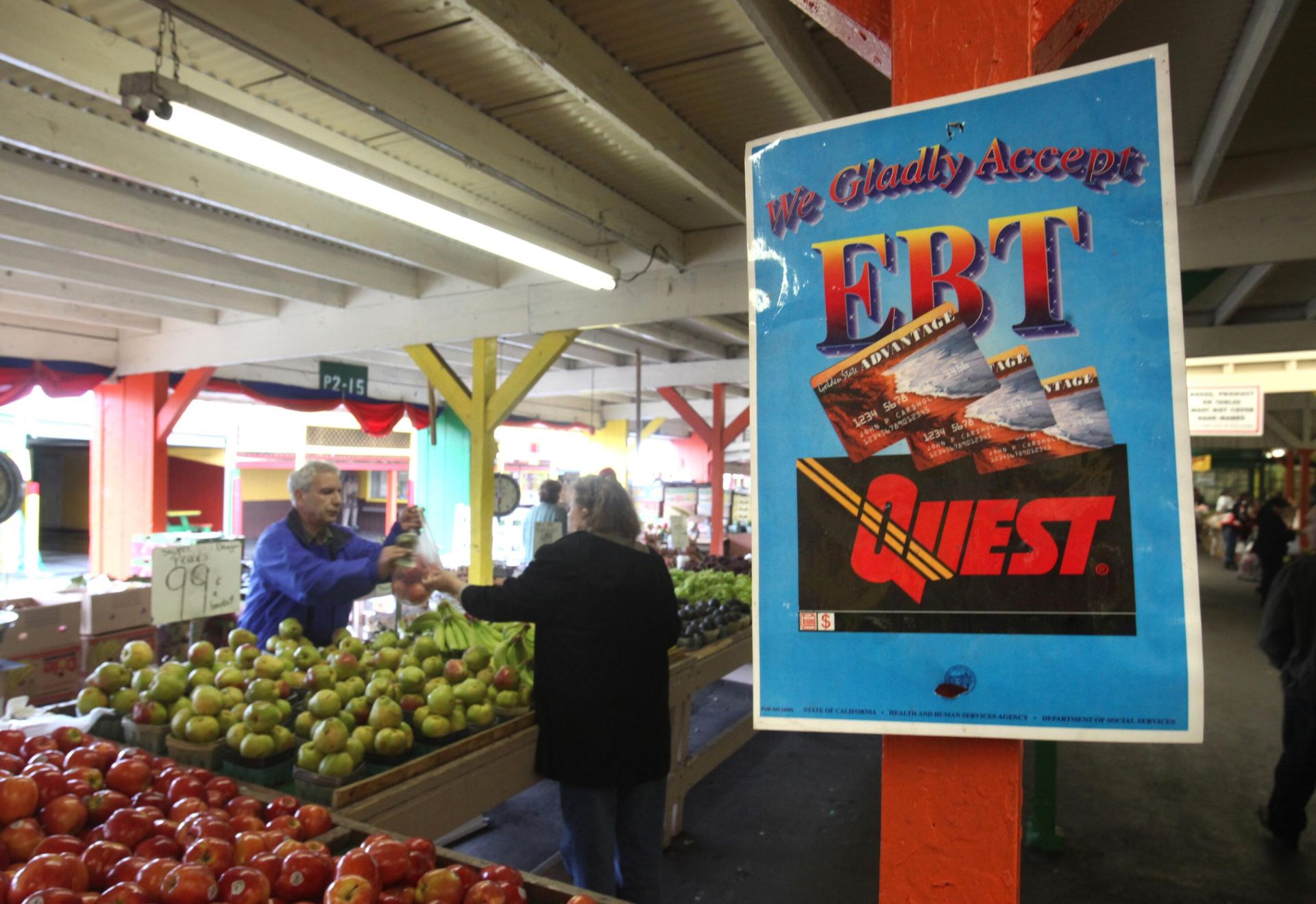 In this photo a sign announcing the acceptance of Electronic Benefit Transfer cards is seen at a farmers market in Roseville, Calif., US. - Sputnik International, 1920, 21.10.2023