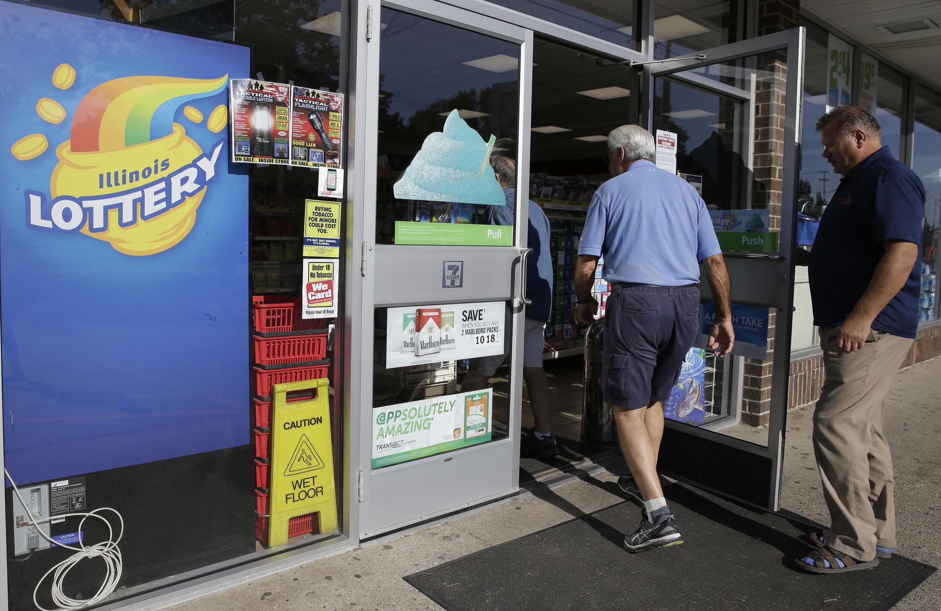 Customers walk into a convenience store to buy Powerball lottery tickets in Northbrook, Ill., US. - Sputnik International, 1920, 21.10.2023
