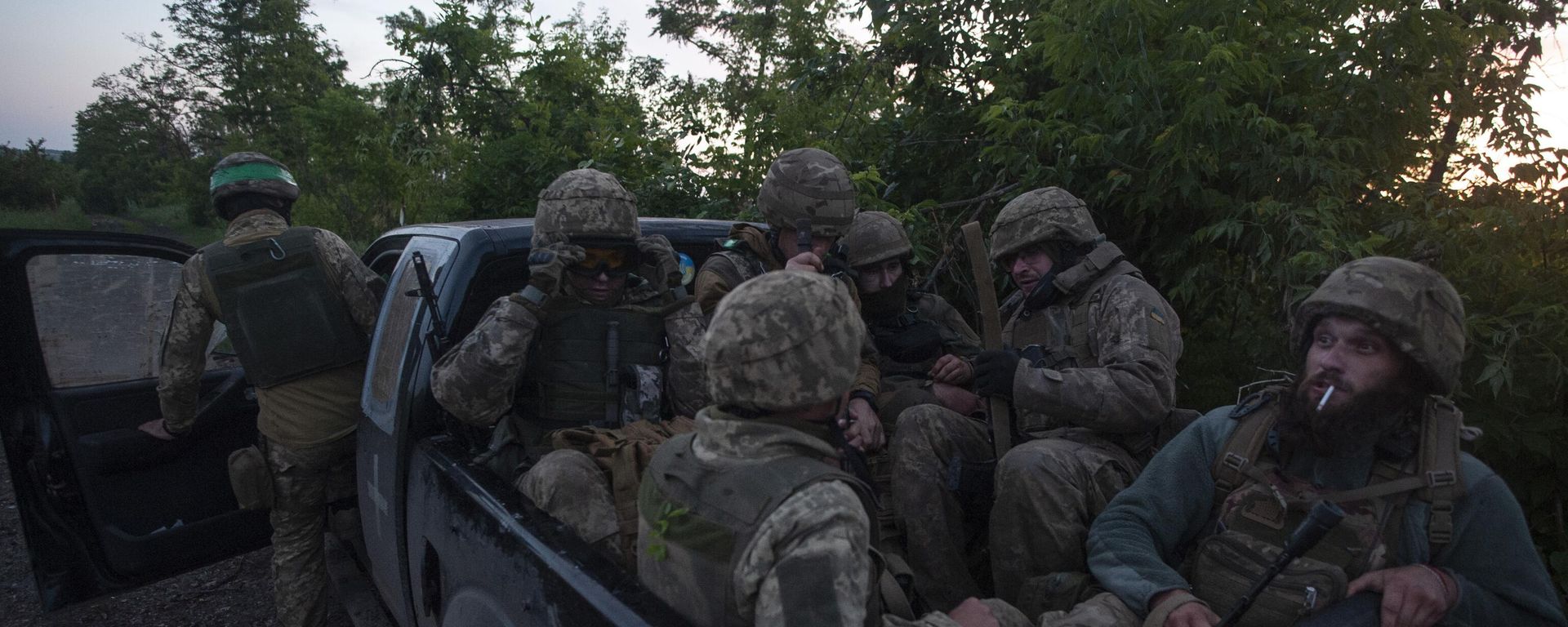 Ukrainian soldiers sit in a pickup truck at their position on the frontline close to Bakhmut, Ukrainian soldiers sit in a pickup truck at their position on the frontline close to Bakhmut, - Sputnik International, 1920, 26.12.2023