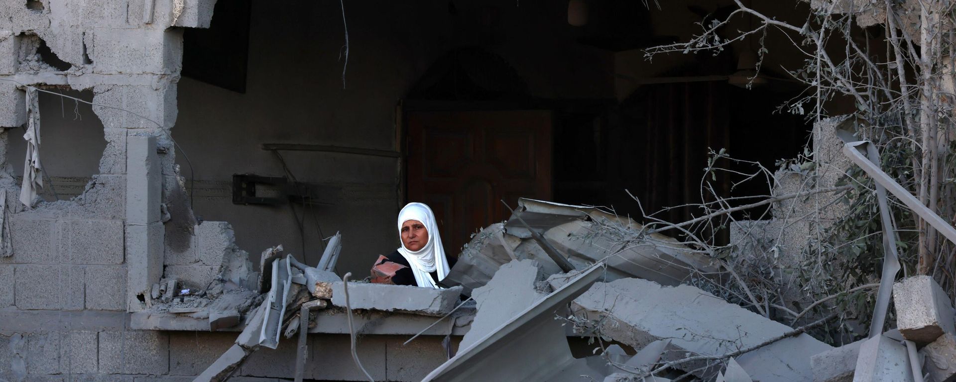 A woman sits amid the rubble of a building destroyed in an Israeli bombardment in Rafah in the southern Gaza Strip on October 21, 2023. A woman sits amid the rubble of a building destroyed in an Israeli bombardment in Rafah in the southern Gaza Strip on October 21, 2023. - Sputnik International, 1920, 22.10.2023