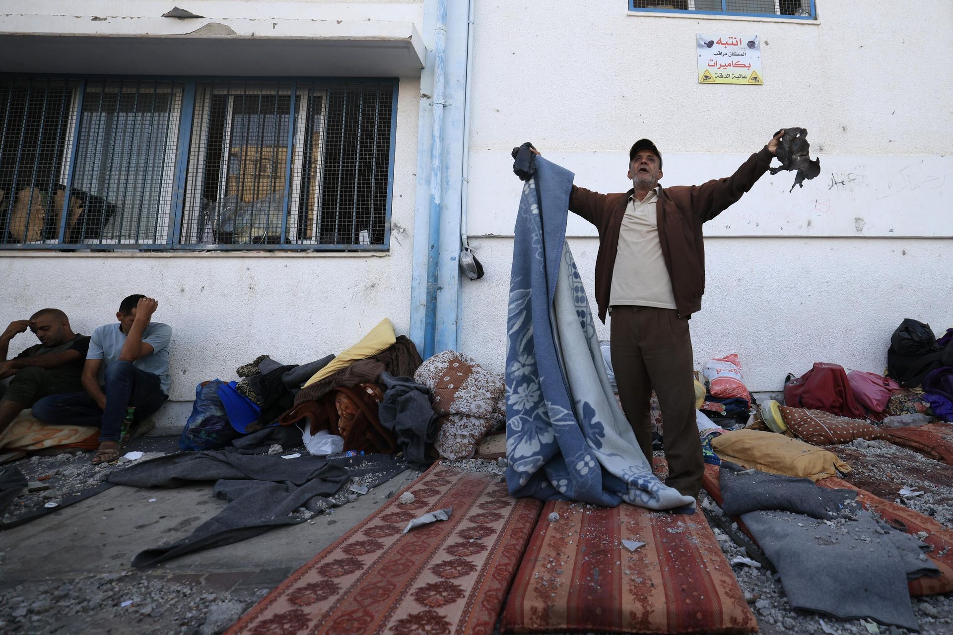 Palestinians react to the debris after an Israeli strike near an United Nations Relief and Works Agency for Palestine Refugees (UNRWA) school in Khan Yunis, in the southern Gaza Strip on October 21, 2023. - Sputnik International, 1920, 22.10.2023