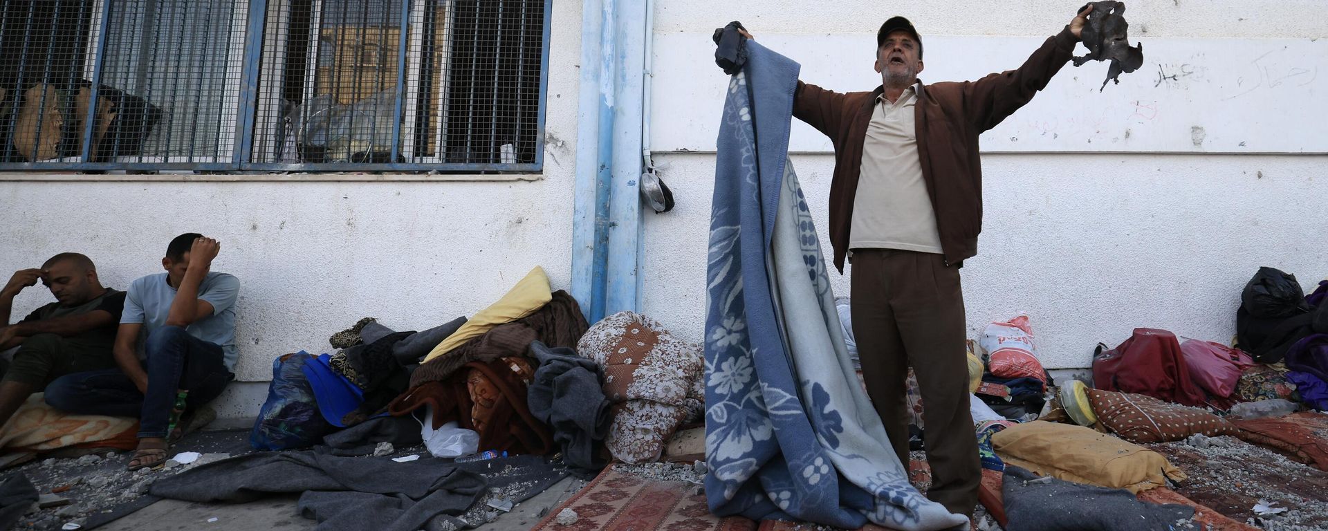 Palestinians react to the debris after an Israeli strike near an United Nations Relief and Works Agency for Palestine Refugees (UNRWA) school in Khan Yunis, in the southern Gaza Strip on October 21, 2023. Palestinians react to the debris after an Israeli strike near an United Nations Relief and Works Agency for Palestine Refugees (UNRWA) school in Khan Yunis, in the southern Gaza Strip on October 21, 2023. - Sputnik International, 1920, 05.11.2023