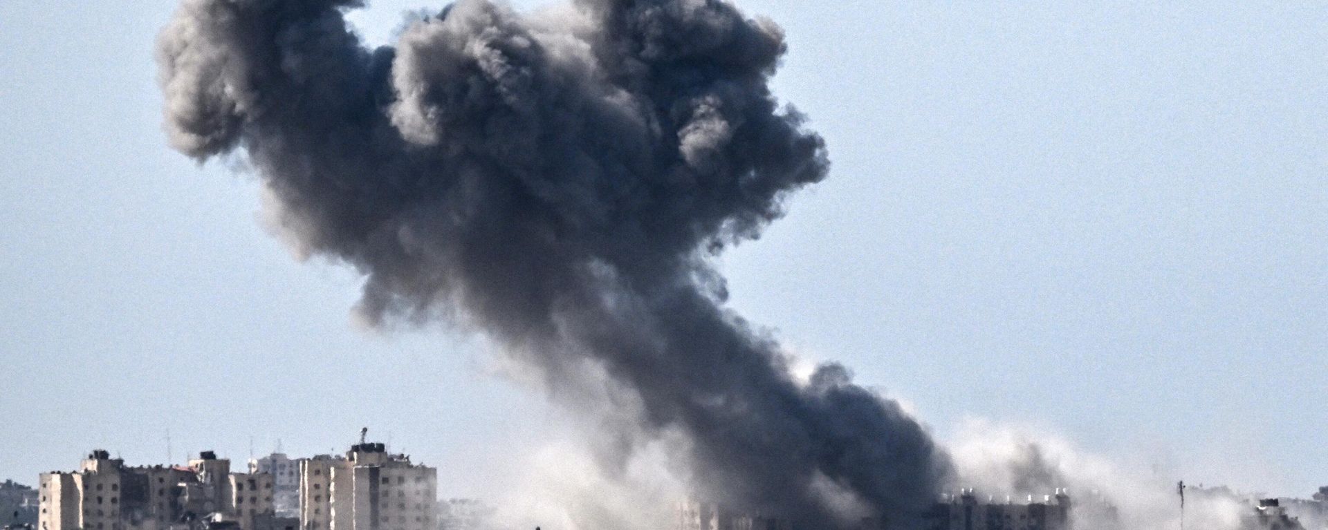A picture taken from Sderot on October 21, 2023, shows smoke rising over buildings in the Gaza Strip during an Israeli strike, amid the ongoing battles between Israel and the Palestinian group Hamas.  - Sputnik International, 1920, 29.10.2023