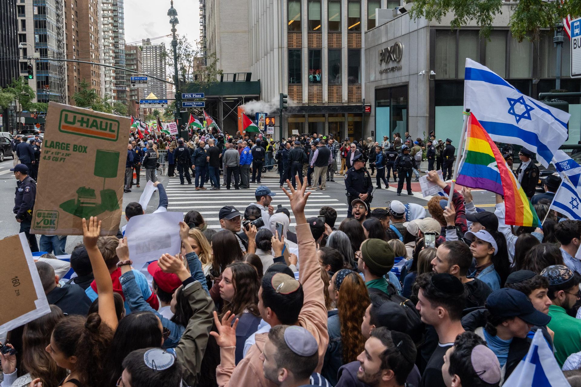 Demonstrators in support of Palestinians and Israel hold opposing protests near the Consulate General of Israel in New York on October 9, 2023. - Sputnik International, 1920, 22.10.2023