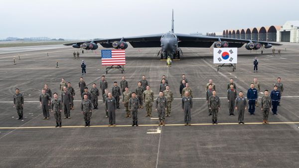US and South Korean airmen pose for a group photo against the backdrop of a US Air Force nuclear-capable B-52H Stratofortress bomber. - Sputnik International