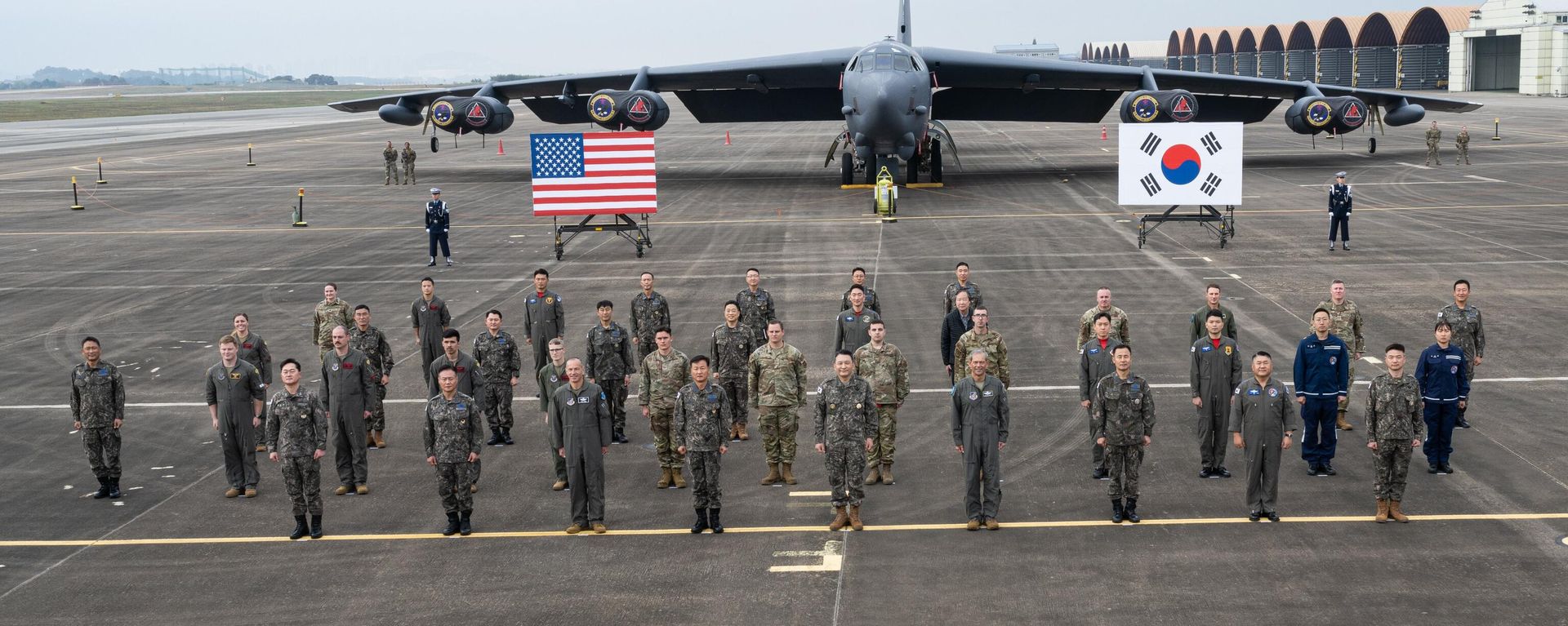 US and South Korean airmen pose for group photo against the backdrop of a US Air Force nuclear-capable B-52H Stratofortress bomber. US and South Korean airmen pose for group photo against the backdrop of a US Air Force nuclear-capable B-52H Stratofortress bomber. - Sputnik International, 1920, 22.10.2023
