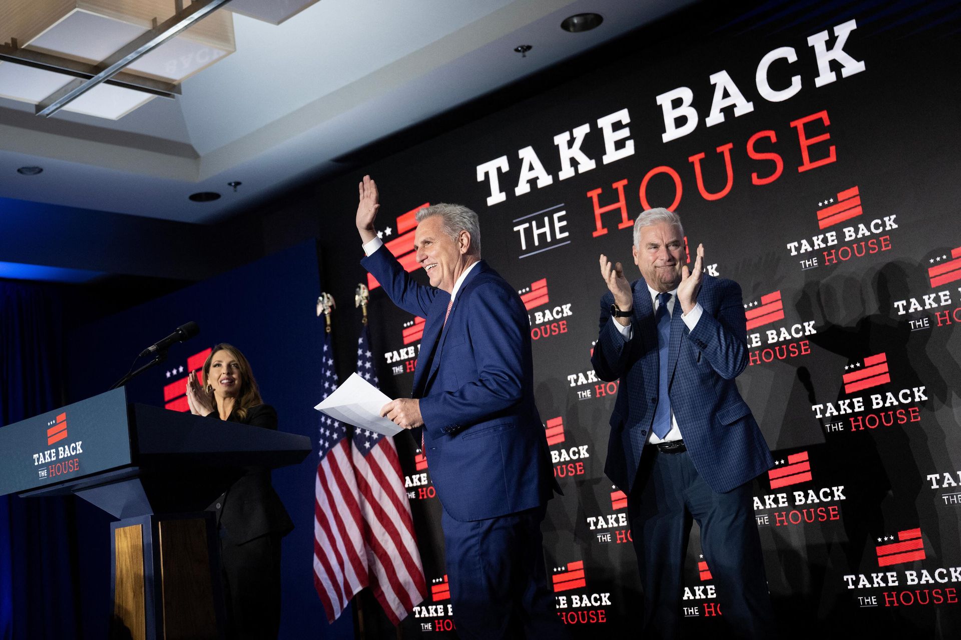 Republican Chair Ronna McDaniel (L) and Rep. Tom Emmer (R-MN) clap as House Minority Leader Kevin McCarthy (R-CA) (C) arrives to speak at his election night watch party after the midterm elections, early on November 9, 2022, in Washington, DC. Republican Chair Ronna McDaniel (L) and Rep. Tom Emmer (R-MN) clap as House Minority Leader Kevin McCarthy (R-CA) (C) arrives to speak at his election night watch party after the midterm elections, early on November 9, 2022, in Washington, DC. - Sputnik International, 1920, 22.10.2023