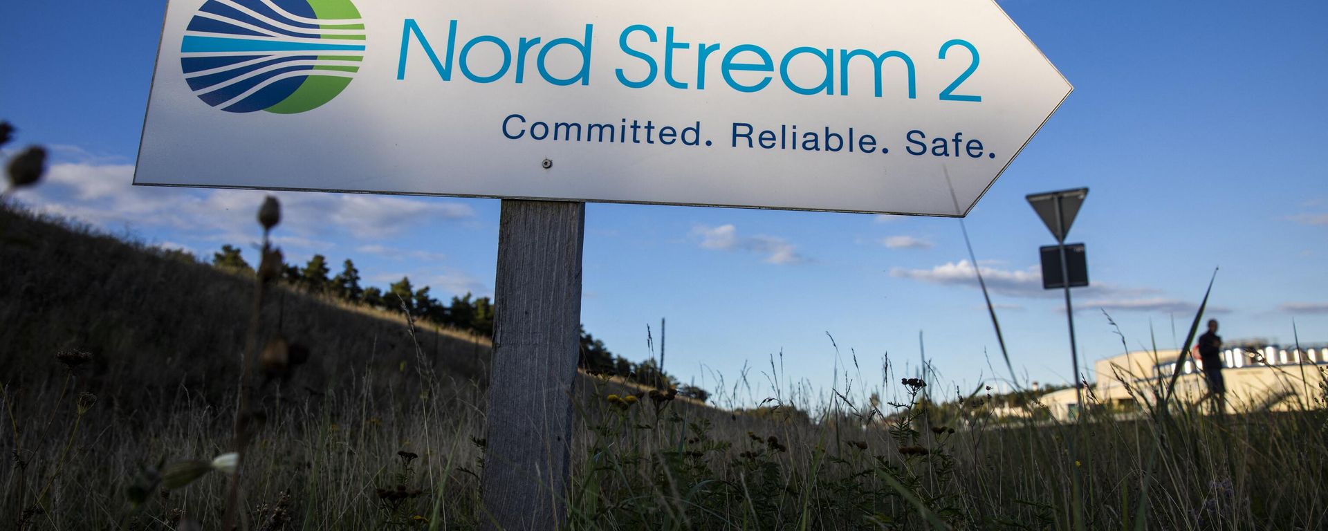 A road sign directs traffic towards the Nord Stream 2 gas line landfall facility entrance in Lubmin, north eastern Germany, on September 7, 2020. - Sputnik International, 1920, 22.10.2023