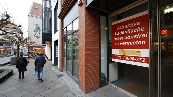 People walk past an empty shop in the Breite Strasse downtown in the northern German city of Luebeck, file photo. - Sputnik International