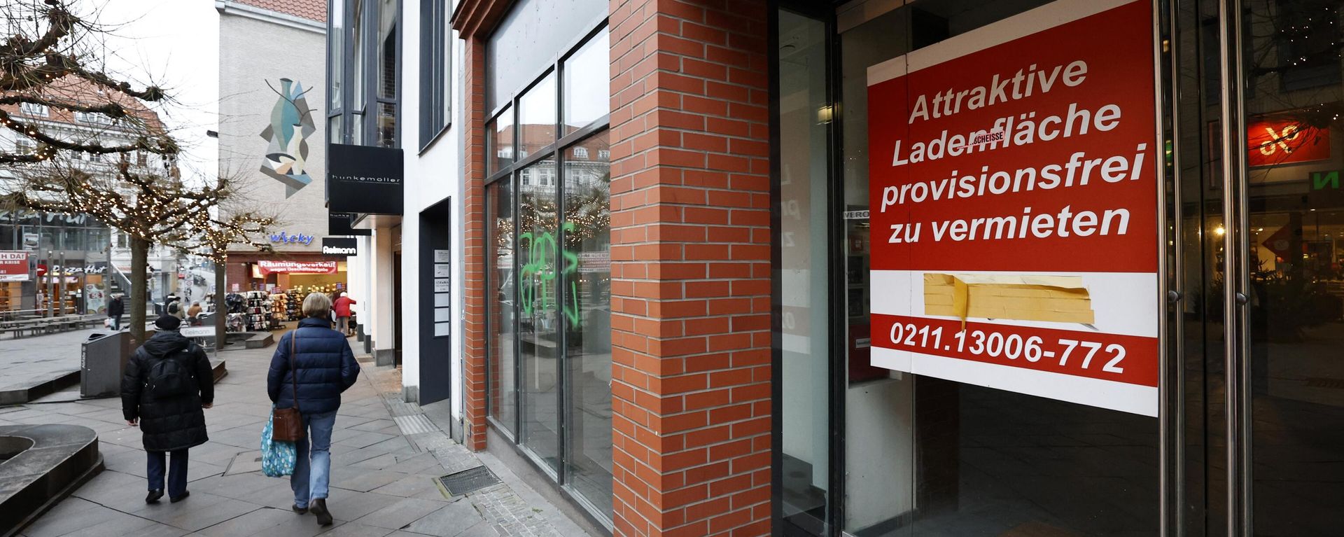 People walk past an empty shop in the Breite Strasse downtown in the northern German city of Luebeck, file photo. People walk past an empty shop in the Breite Strasse downtown in the northern German city of Luebeck, file photo. - Sputnik International, 1920, 30.10.2023