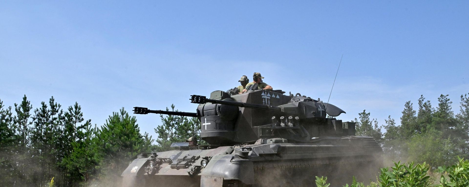 Ukrainian servicemen ride on a German-made self-propelled anti-aircraft (SPAAG), better known as the Flakpanzer Gepard during a training session in Kiev Region on 26, 2023. Ukrainian servicemen ride on a German-made self-propelled anti-aircraft (SPAAG), better known as the Flakpanzer Gepard during a training session in Kiev Region on 26, 2023. - Sputnik International, 1920, 12.11.2023