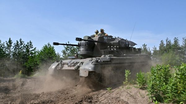 Ukrainian servicemen ride on a German-made self-propelled anti-aircraft (SPAAG), better known as the Flakpanzer Gepard during a training session in Kiev Region on 26, 2023.  - Sputnik International
