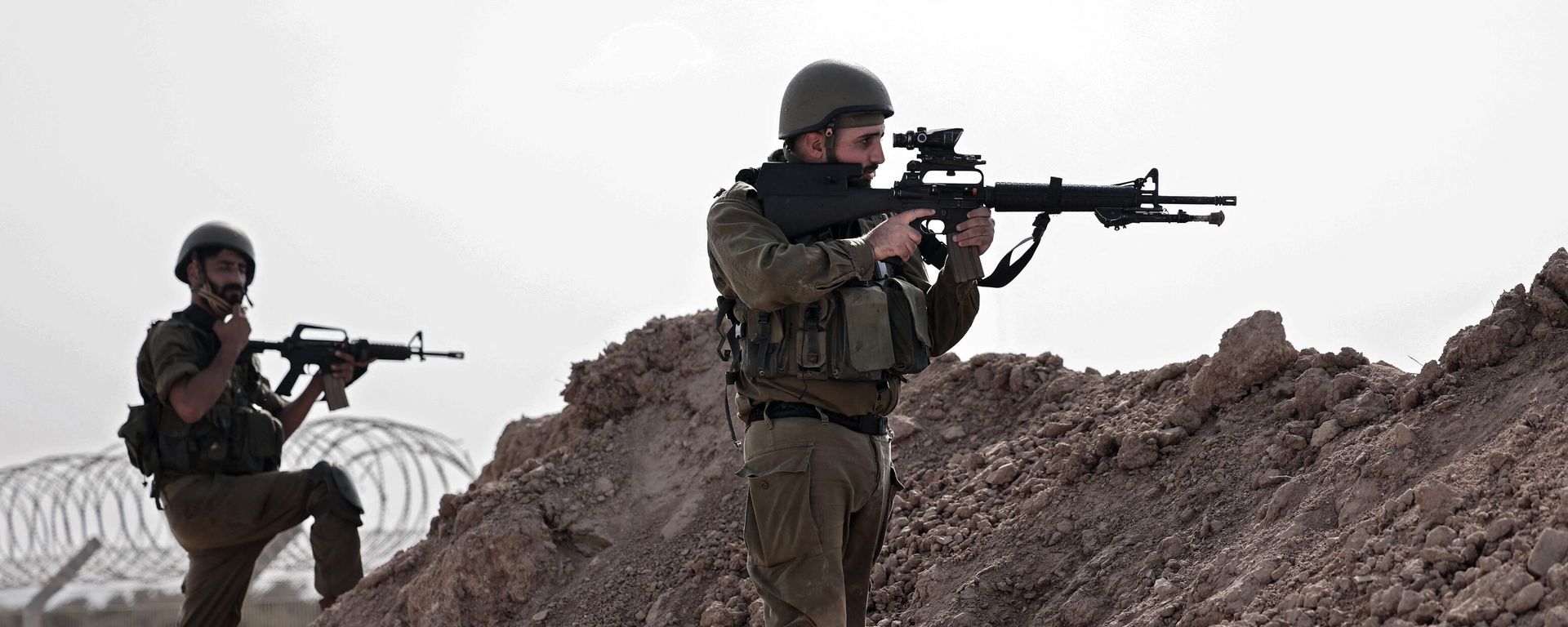 Israeli soldiers take a defensive position in Kibbutz Beeri along the border with the Gaza Strip, in the aftermath of a Palestinian militant attack on October 7. File photo Israeli soldiers take a defensive position in Kibbutz Beeri along the border with the Gaza Strip, in the aftermath of a Palestinian militant attack on October 7. File photo - Sputnik International, 1920, 27.10.2023