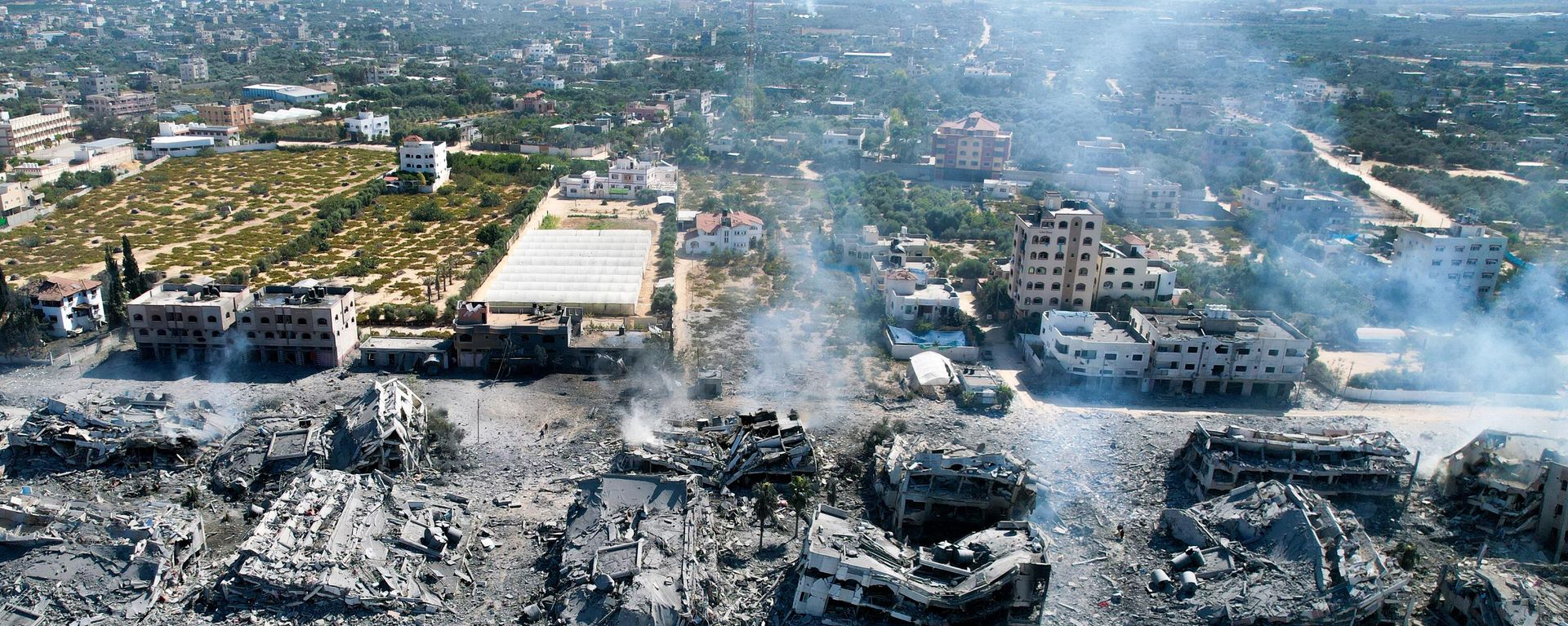 An aerial view shows destoyed buildings in al-Zahra south of Gaza City on October 20, 2023 following Israeli bombardment overnight amid ongoing battles between the IDF and the Palestinian group Hamas. An aerial view shows destoyed buildings in al-Zahra south of Gaza City on October 20, 2023 following Israeli bombardment overnight amid ongoing battles between the IDF and the Palestinian group Hamas. - Sputnik International, 1920, 30.10.2023