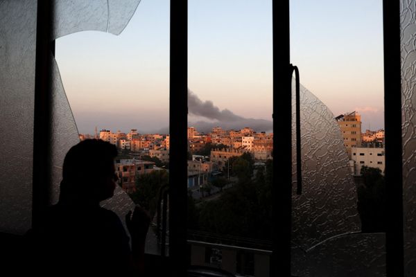 A Palestinian child watches as smoke billows on the horizon following an Israeli airstrike in Gaza City on October 13, 2023. - Sputnik International