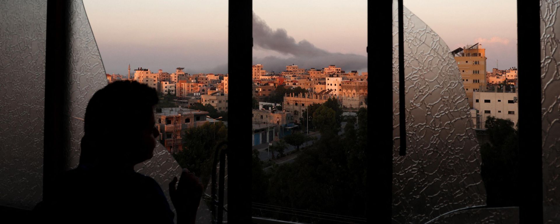 A Palestinian child watches as smoke billows on the horizon after an Israeli air strike in Gaza City on October 13, 2023. - Sputnik International, 1920, 26.10.2023