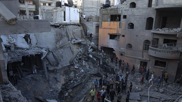 Palestinians search for survivors from a building destroyed in Israeli bombardment in Khan Younis, Gaza Strip, on October 19, 2023. - Sputnik International