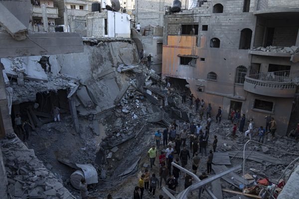 Palestinians search for survivors in a building destroyed by Israeli bombardment in Khan Younis, Gaza Strip, on October 19, 2023. - Sputnik International