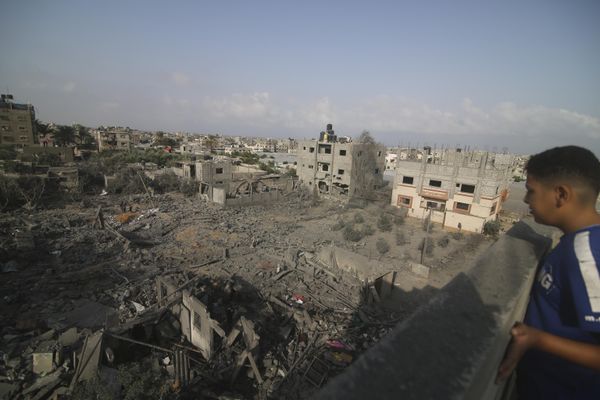 A Palestinian child looks at the buildings destroyed during the Israeli bombardment of the Gaza Strip in Rafah on October 22, 2023. - Sputnik International