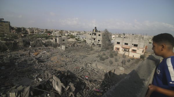 A Palestinian kid looks at he buildings destroyed in the Israeli bombardment of the Gaza Strip in Rafah on October 22, 2023. - Sputnik International