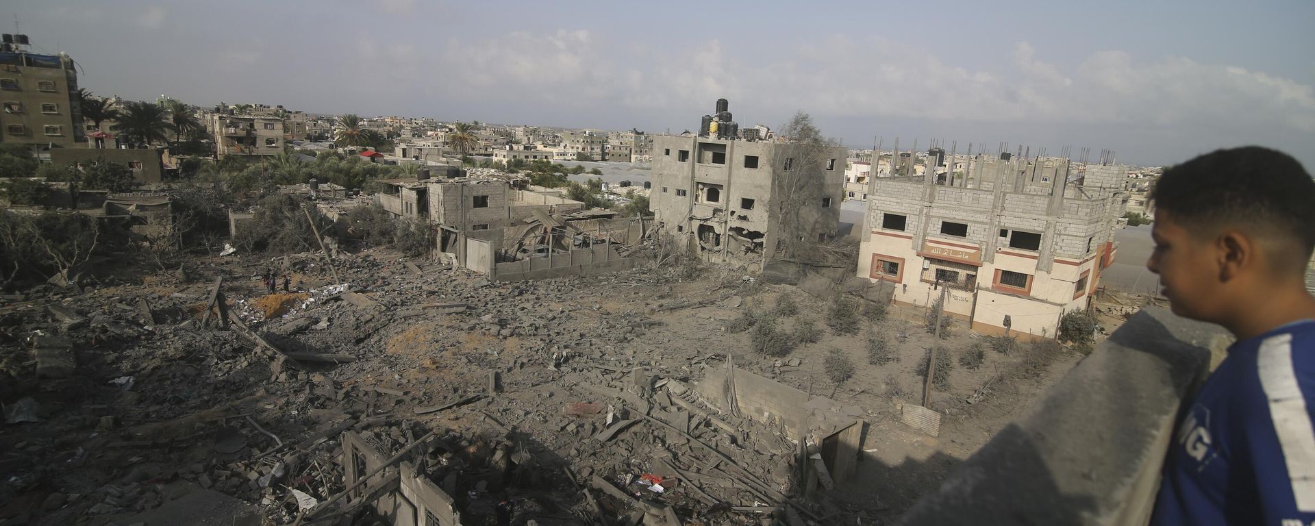 A Palestinian kid looks at he buildings destroyed in the Israeli bombardment of the Gaza Strip in Rafah on October 22, 2023. A Palestinian kid looks at he buildings destroyed in the Israeli bombardment of the Gaza Strip in Rafah on October 22, 2023. - Sputnik International, 1920, 10.11.2023