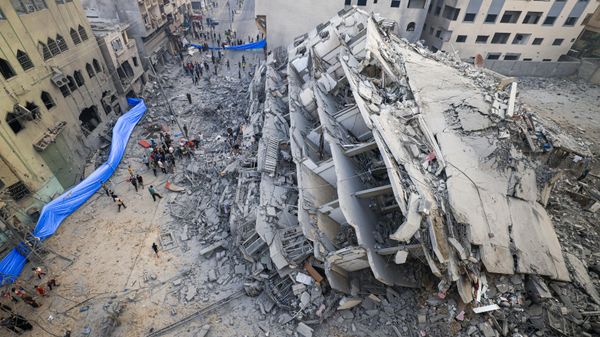 People inspect the ruins of a building destroyed in Israeli strikes in Gaza City on October 8, 2023.  - Sputnik International