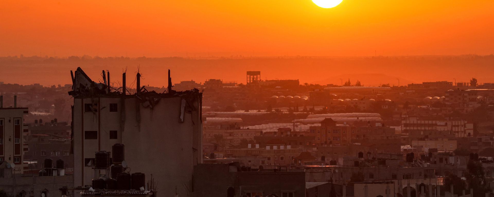 The sun rises behind a damaged building over the skyline of Khan Yunis in the southern Gaza Strip on October 19, 2023. The sun rises behind a damaged building over the skyline of Khan Yunis in the southern Gaza Strip on October 19, 2023. - Sputnik International, 1920, 02.11.2023
