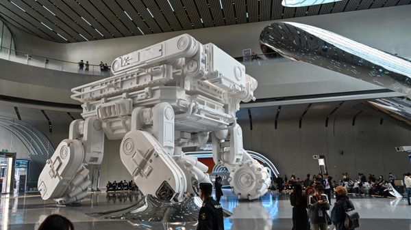 Visitors walk next to a giant sculpture at the 2023 World Science Fiction Convention in Chengdu, in China’s southwest Sichuan province on October 21, 2023 - Sputnik International