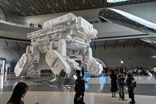 Visitors walk next to a giant sculpture at the 2023 World Science Fiction Convention in Chengdu, in China’s southwest Sichuan province on October 21, 2023. - Sputnik International