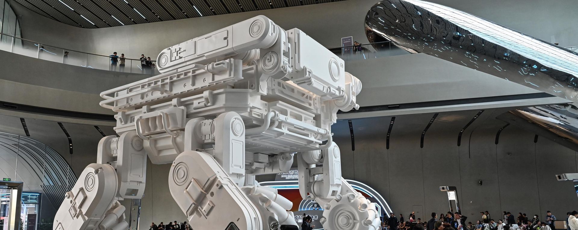 Visitors walk next to a giant sculpture at the 2023 World Science Fiction Convention in Chengdu, in China’s southwest Sichuan province on October 21, 2023 Visitors walk next to a giant sculpture at the 2023 World Science Fiction Convention in Chengdu, in China’s southwest Sichuan province on October 21, 2023 - Sputnik International, 1920, 23.10.2023